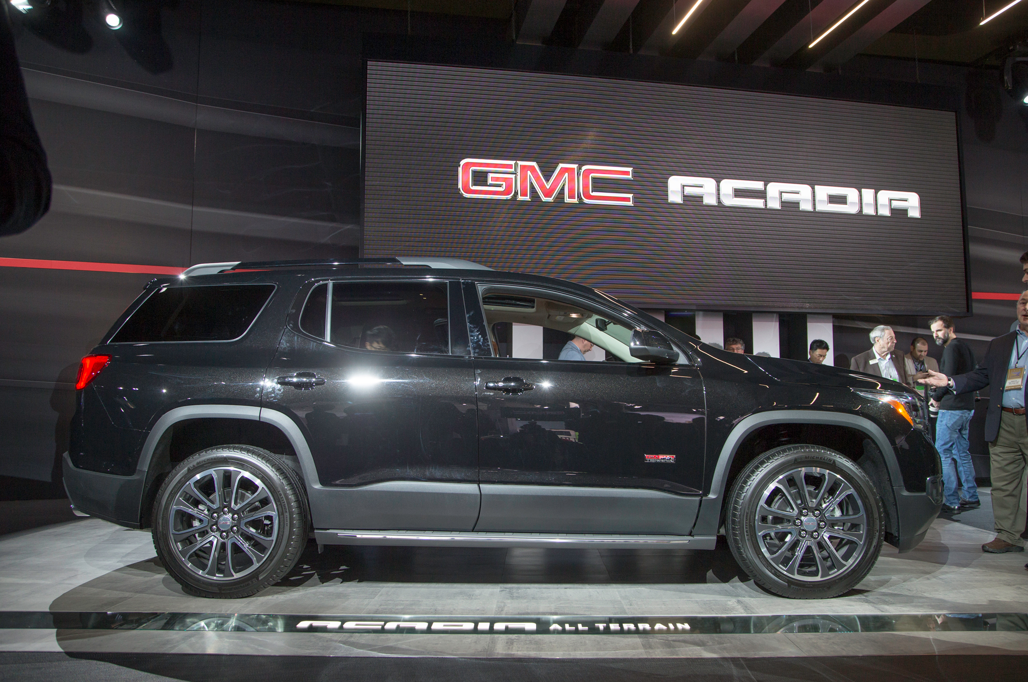 2017 Gmc Acadia Shrinks Loses Weight At Detroit 2017 Gmc Acadia Side